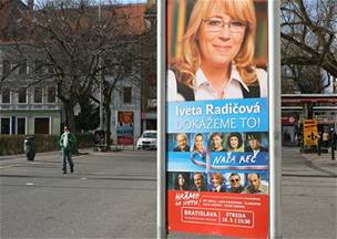 Pedvolební billboardy prezidentských kandidát jsou v Bratislav tém na kadém kroku.